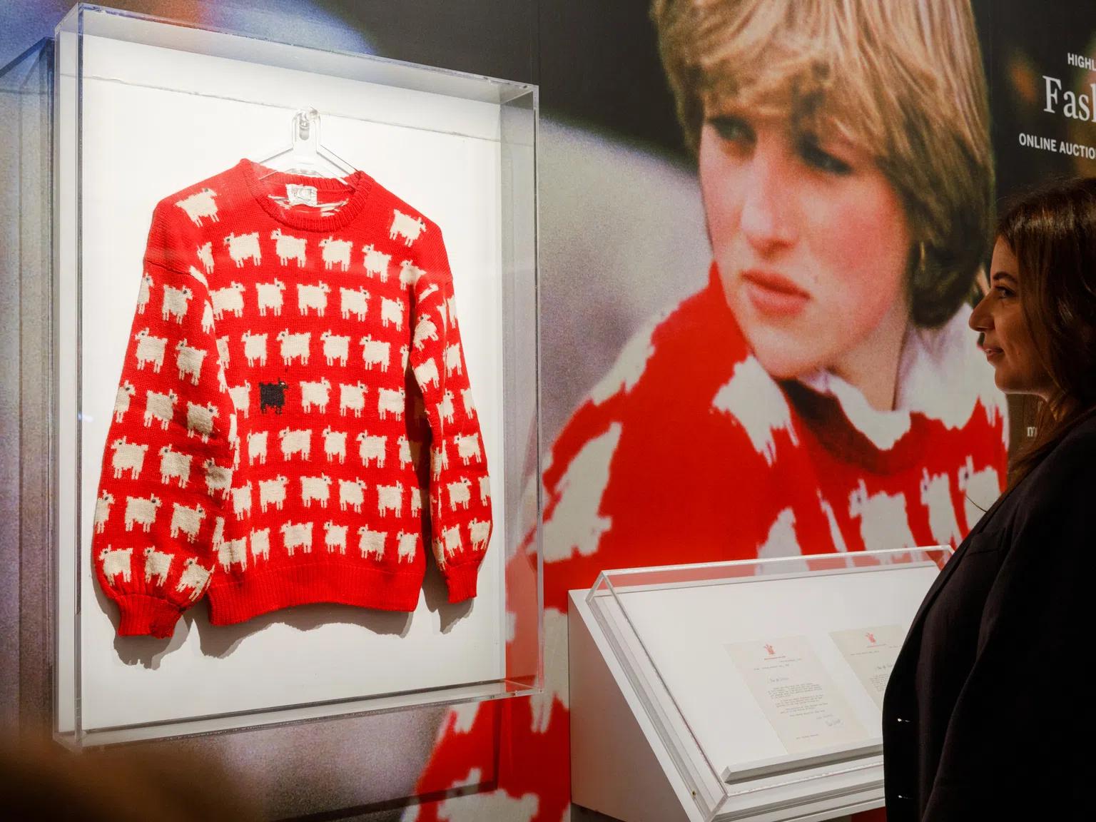 Прочутият пуловер на принцеса Даяна бе продаден за 1,1 милиона долара