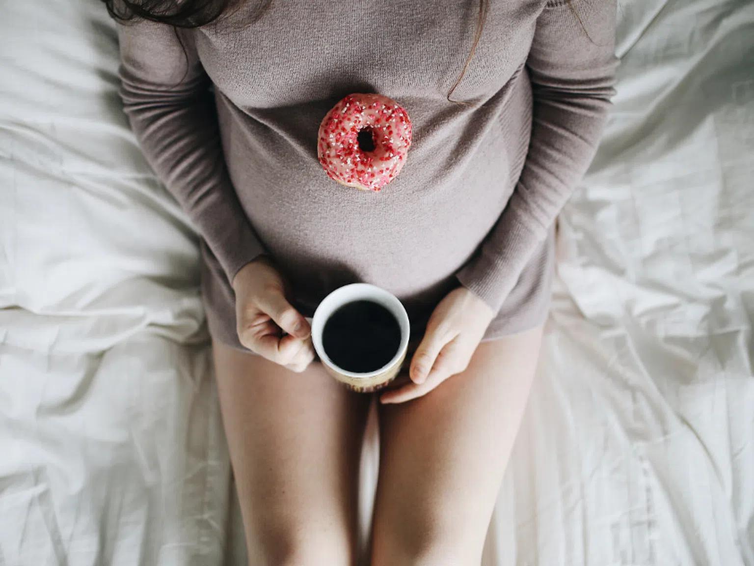 Може ли бременната жена да пие кафе: Опасно ли е за бебето?