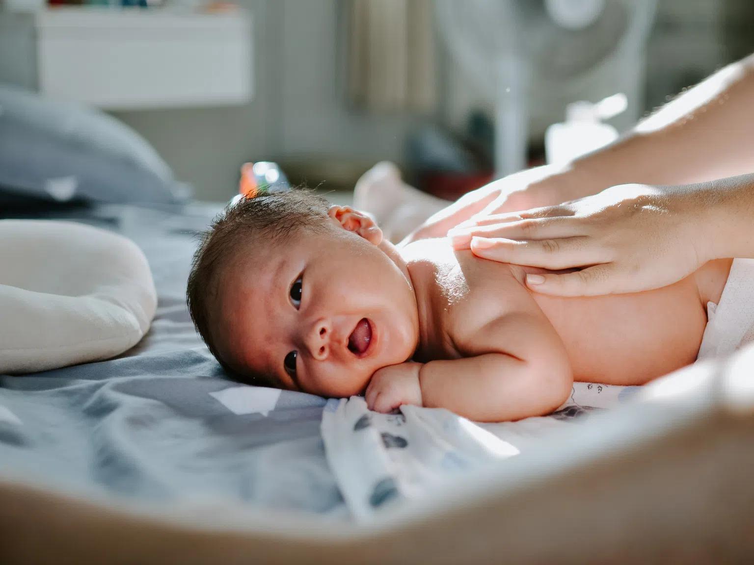 Може ли мама да предпази новороденото си бебе от мъчителните колики?